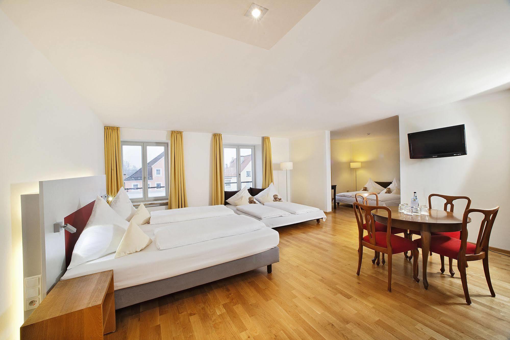 אוטובוירן Akzent Brauerei Hotel Hirsch מראה חיצוני תמונה