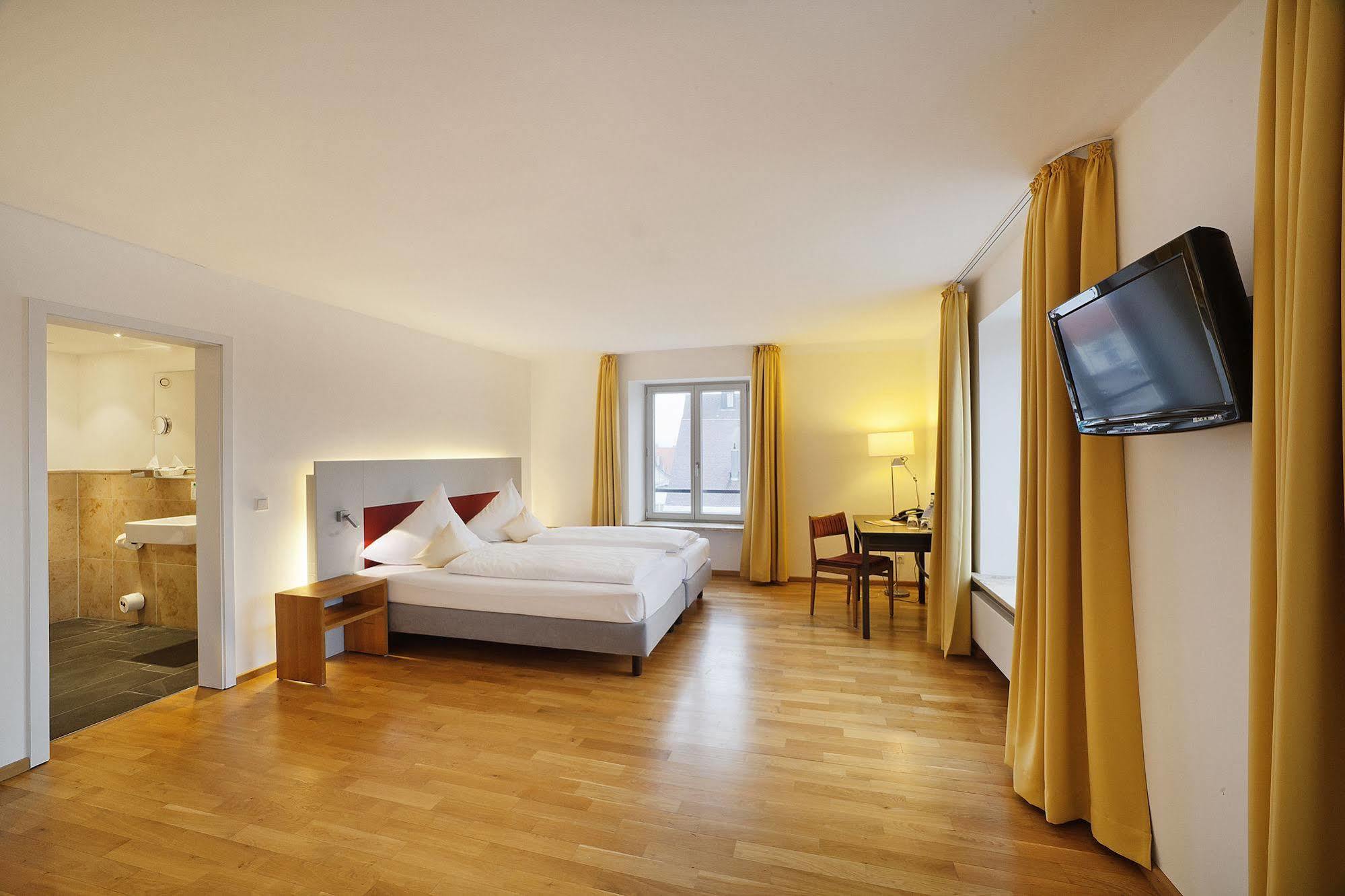 אוטובוירן Akzent Brauerei Hotel Hirsch מראה חיצוני תמונה