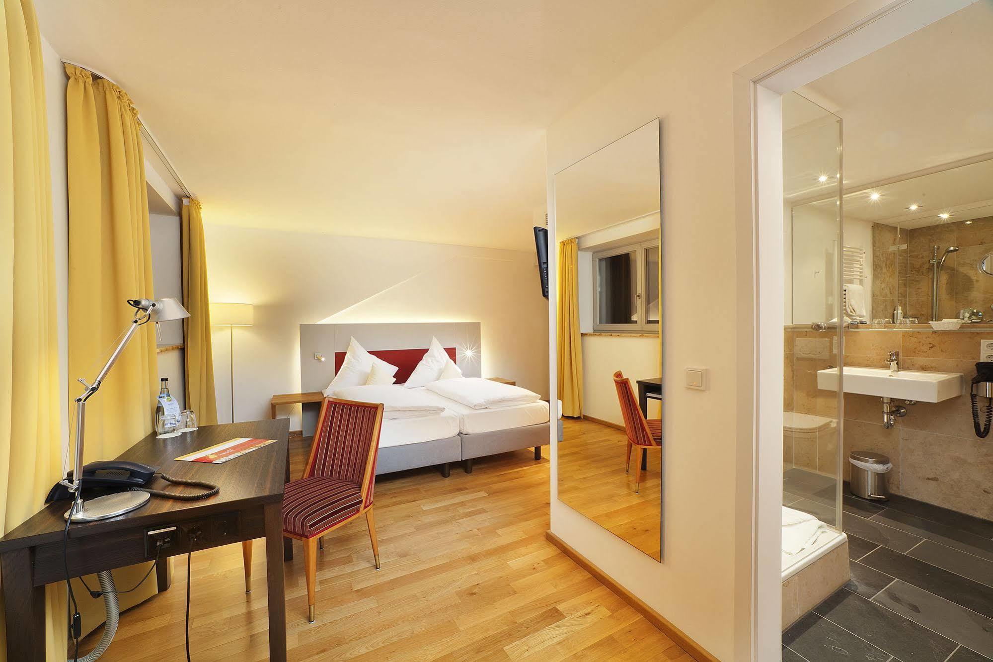 אוטובוירן Akzent Brauerei Hotel Hirsch מראה חיצוני תמונה